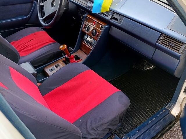 Белый Мерседес Е-Класс, объемом двигателя 2 л и пробегом 250 тыс. км за 1850 $, фото 4 на Automoto.ua