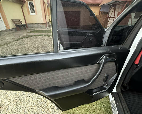 Белый Мерседес Е-Класс, объемом двигателя 2.3 л и пробегом 300 тыс. км за 1750 $, фото 8 на Automoto.ua