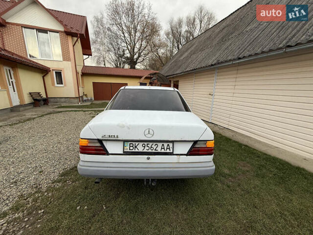 Белый Мерседес Е-Класс, объемом двигателя 2.3 л и пробегом 300 тыс. км за 1750 $, фото 3 на Automoto.ua