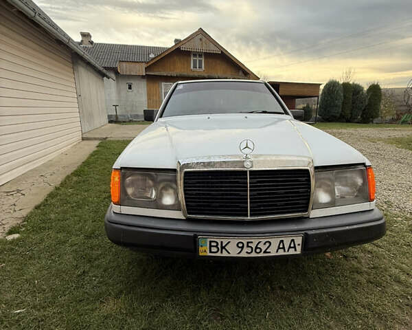 Белый Мерседес Е-Класс, объемом двигателя 2.3 л и пробегом 300 тыс. км за 1750 $, фото 1 на Automoto.ua