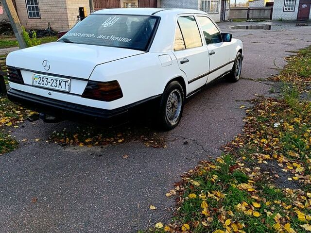 Белый Мерседес Е-Класс, объемом двигателя 2 л и пробегом 250 тыс. км за 1850 $, фото 11 на Automoto.ua