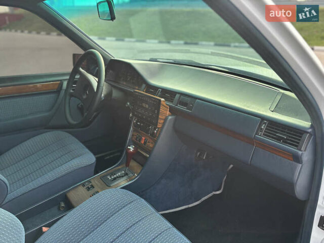 Белый Мерседес Е-Класс, объемом двигателя 2.6 л и пробегом 476 тыс. км за 5700 $, фото 15 на Automoto.ua