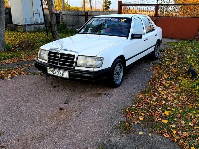 Белый Мерседес Е-Класс, объемом двигателя 2 л и пробегом 250 тыс. км за 1850 $, фото 13 на Automoto.ua