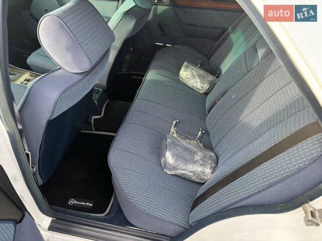 Белый Мерседес Е-Класс, объемом двигателя 2.6 л и пробегом 476 тыс. км за 5700 $, фото 12 на Automoto.ua