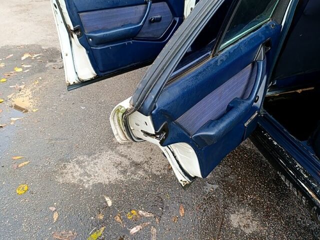 Белый Мерседес Е-Класс, объемом двигателя 2 л и пробегом 250 тыс. км за 1850 $, фото 3 на Automoto.ua