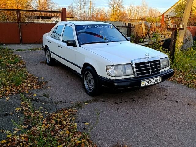 Белый Мерседес Е-Класс, объемом двигателя 2 л и пробегом 250 тыс. км за 1850 $, фото 12 на Automoto.ua