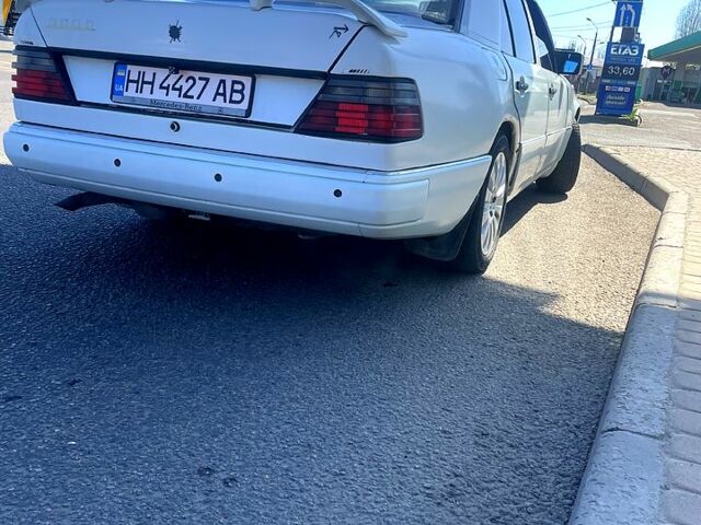 Белый Мерседес Е-Класс, объемом двигателя 3 л и пробегом 530 тыс. км за 1500 $, фото 10 на Automoto.ua