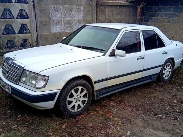 Белый Мерседес Е-Класс, объемом двигателя 2.3 л и пробегом 389 тыс. км за 1400 $, фото 7 на Automoto.ua