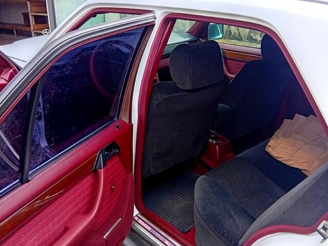 Белый Мерседес Е-Класс, объемом двигателя 2.3 л и пробегом 389 тыс. км за 1400 $, фото 3 на Automoto.ua