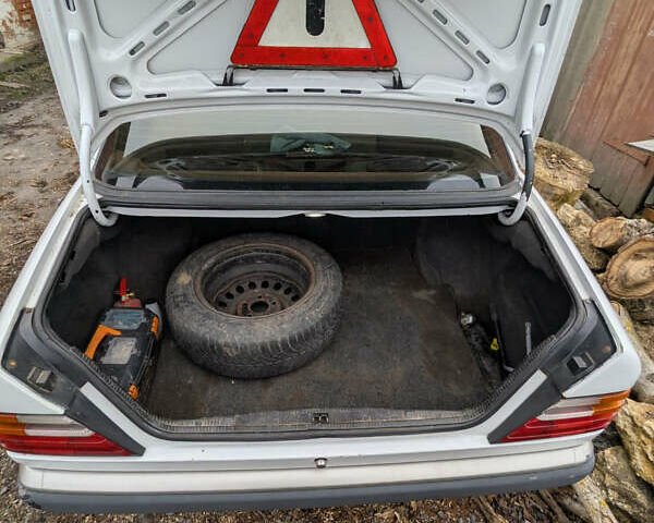 Білий Мерседес Е-Клас, об'ємом двигуна 2 л та пробігом 360 тис. км за 1850 $, фото 5 на Automoto.ua