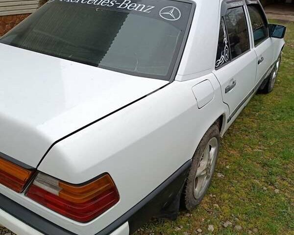 Белый Мерседес Е-Класс, объемом двигателя 2 л и пробегом 200 тыс. км за 4700 $, фото 11 на Automoto.ua