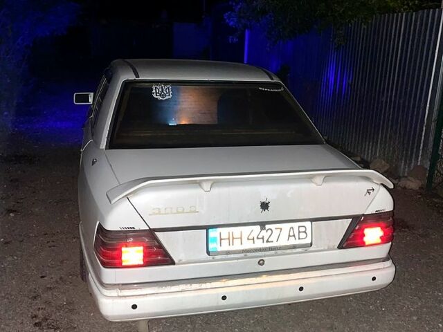 Белый Мерседес Е-Класс, объемом двигателя 3 л и пробегом 530 тыс. км за 1500 $, фото 2 на Automoto.ua