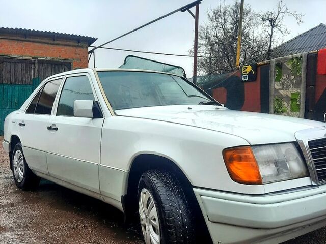 Білий Мерседес Е-Клас, об'ємом двигуна 2 л та пробігом 431 тис. км за 2700 $, фото 5 на Automoto.ua