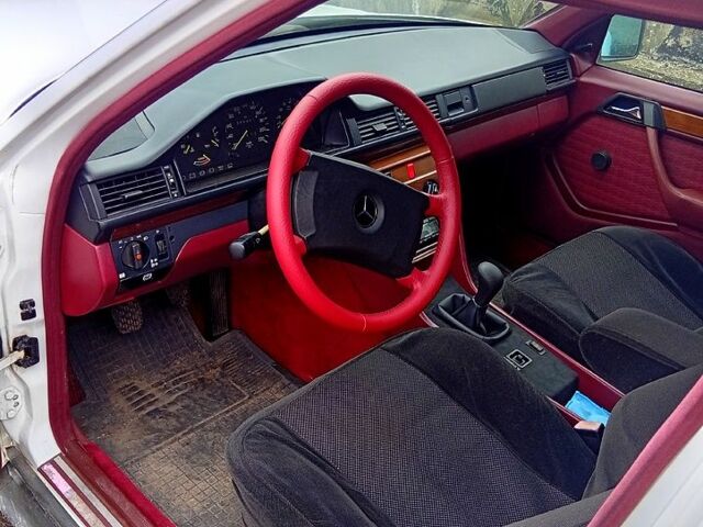 Белый Мерседес Е-Класс, объемом двигателя 2.3 л и пробегом 389 тыс. км за 1400 $, фото 5 на Automoto.ua