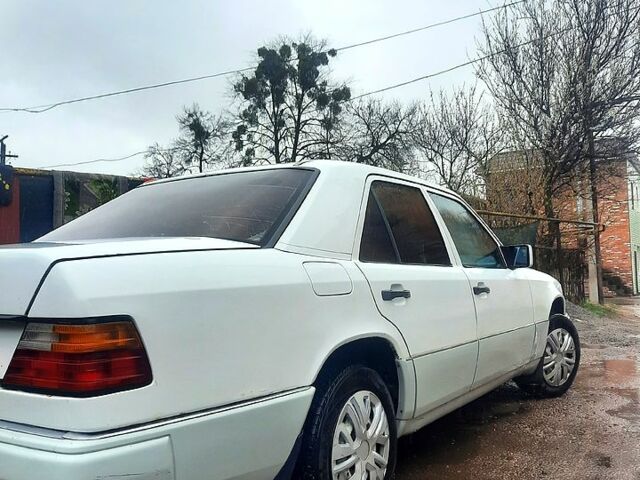 Білий Мерседес Е-Клас, об'ємом двигуна 2 л та пробігом 431 тис. км за 2700 $, фото 4 на Automoto.ua