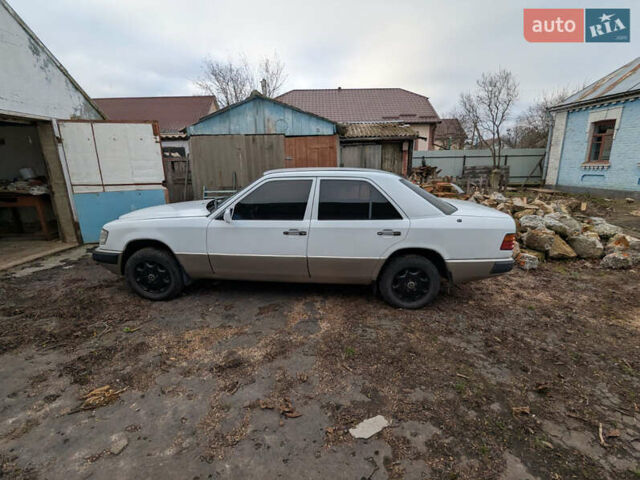 Білий Мерседес Е-Клас, об'ємом двигуна 2 л та пробігом 360 тис. км за 1850 $, фото 2 на Automoto.ua