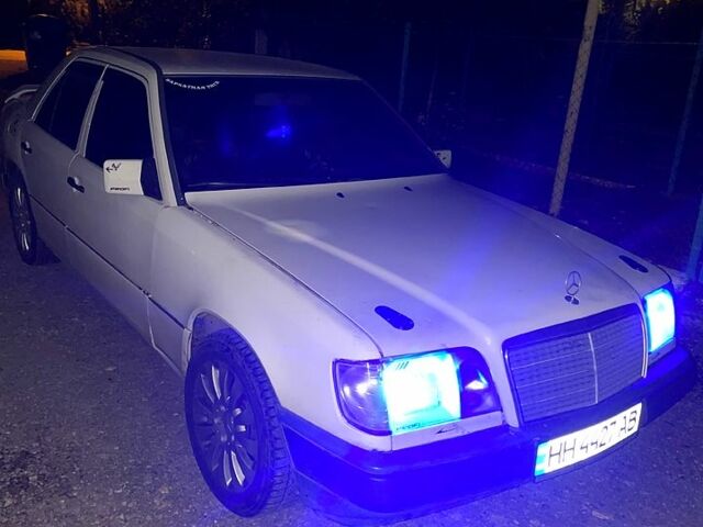 Белый Мерседес Е-Класс, объемом двигателя 3 л и пробегом 530 тыс. км за 1500 $, фото 1 на Automoto.ua