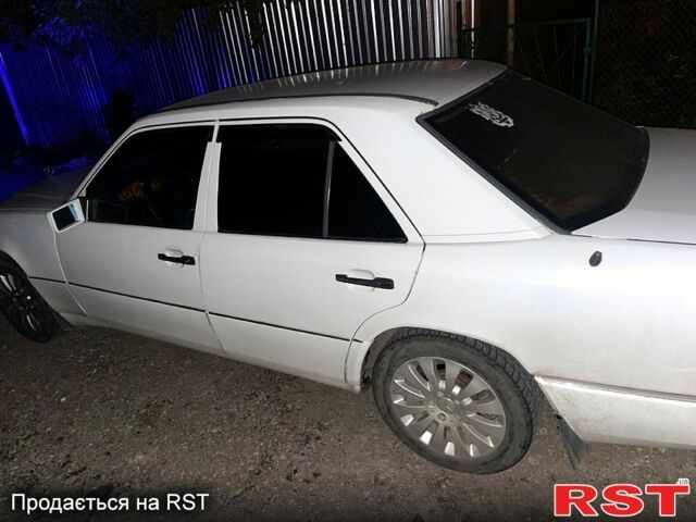 Белый Мерседес Е-Класс, объемом двигателя 3 л и пробегом 530 тыс. км за 1500 $, фото 3 на Automoto.ua