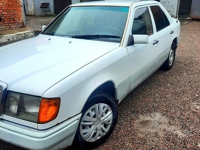 Білий Мерседес Е-Клас, об'ємом двигуна 2 л та пробігом 431 тис. км за 2700 $, фото 1 на Automoto.ua