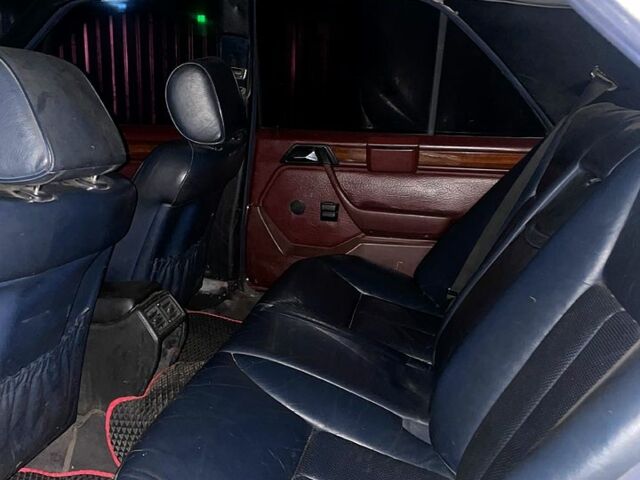 Белый Мерседес Е-Класс, объемом двигателя 3 л и пробегом 530 тыс. км за 1500 $, фото 4 на Automoto.ua