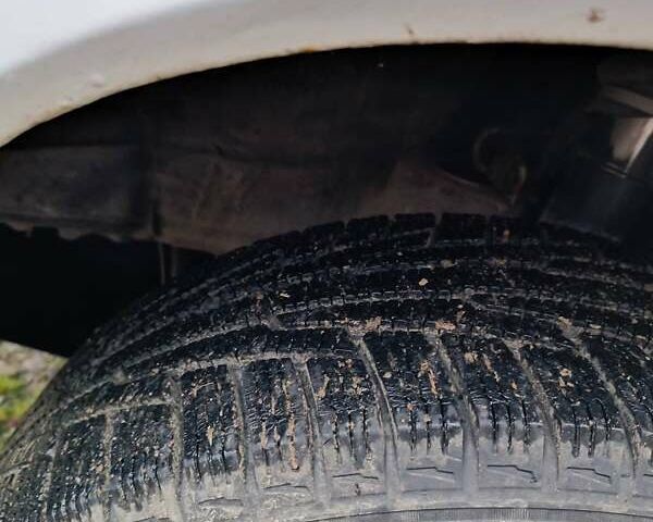 Белый Мерседес Е-Класс, объемом двигателя 2 л и пробегом 200 тыс. км за 4700 $, фото 13 на Automoto.ua