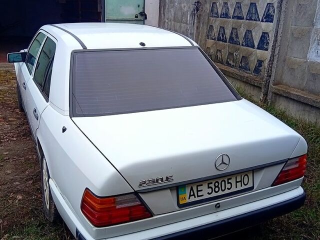 Белый Мерседес Е-Класс, объемом двигателя 2.3 л и пробегом 389 тыс. км за 1400 $, фото 6 на Automoto.ua