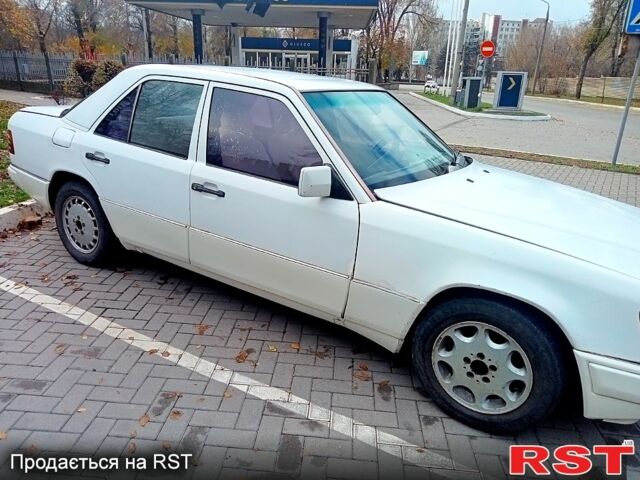 Белый Мерседес Е-Класс, объемом двигателя 2 л и пробегом 500 тыс. км за 1400 $, фото 5 на Automoto.ua