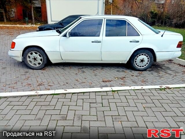 Белый Мерседес Е-Класс, объемом двигателя 2 л и пробегом 500 тыс. км за 1400 $, фото 2 на Automoto.ua