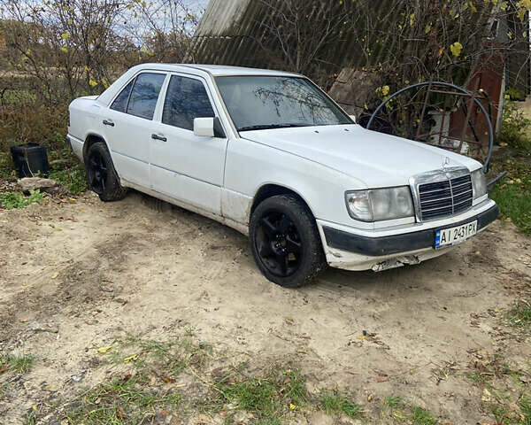 Білий Мерседес Е-Клас, об'ємом двигуна 2.3 л та пробігом 300 тис. км за 1450 $, фото 1 на Automoto.ua