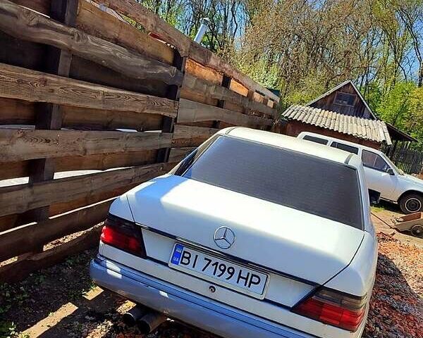 Белый Мерседес Е-Класс, объемом двигателя 2.6 л и пробегом 280 тыс. км за 2499 $, фото 3 на Automoto.ua