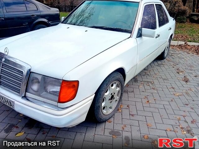 Белый Мерседес Е-Класс, объемом двигателя 2 л и пробегом 500 тыс. км за 1400 $, фото 3 на Automoto.ua