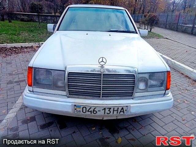 Белый Мерседес Е-Класс, объемом двигателя 2 л и пробегом 500 тыс. км за 1400 $, фото 4 на Automoto.ua