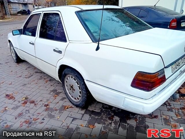 Белый Мерседес Е-Класс, объемом двигателя 2 л и пробегом 500 тыс. км за 1400 $, фото 1 на Automoto.ua