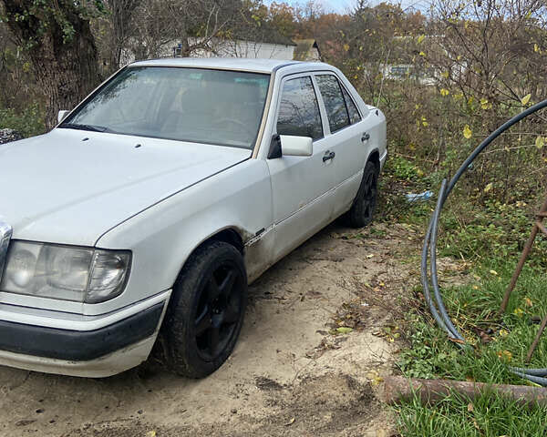 Білий Мерседес Е-Клас, об'ємом двигуна 2.3 л та пробігом 300 тис. км за 1450 $, фото 2 на Automoto.ua