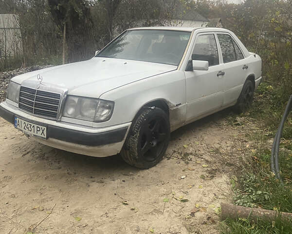 Білий Мерседес Е-Клас, об'ємом двигуна 2.3 л та пробігом 300 тис. км за 1450 $, фото 4 на Automoto.ua