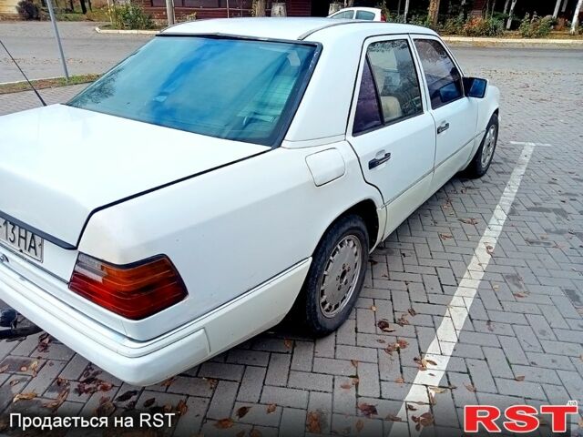 Белый Мерседес Е-Класс, объемом двигателя 2 л и пробегом 500 тыс. км за 1400 $, фото 7 на Automoto.ua