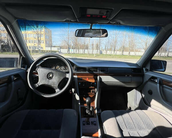 Білий Мерседес Е-Клас, об'ємом двигуна 2 л та пробігом 303 тис. км за 3800 $, фото 13 на Automoto.ua