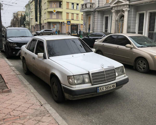 Белый Мерседес Е-Класс, объемом двигателя 2.3 л и пробегом 343 тыс. км за 2700 $, фото 4 на Automoto.ua