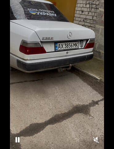 Белый Мерседес Е-Класс, объемом двигателя 2.3 л и пробегом 343 тыс. км за 2700 $, фото 2 на Automoto.ua