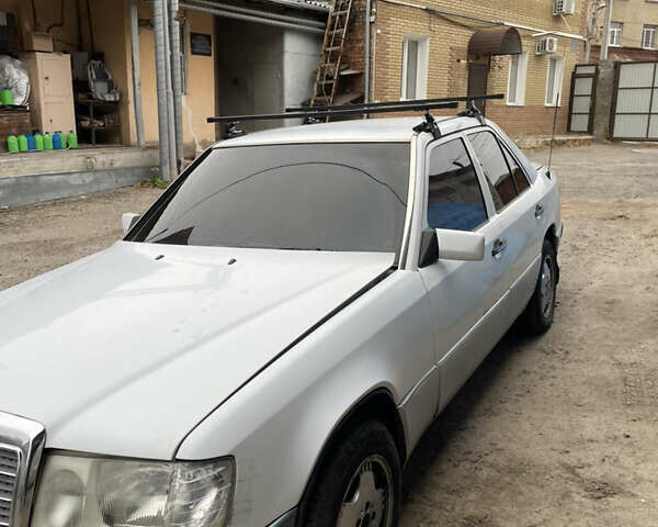 Белый Мерседес Е-Класс, объемом двигателя 2.3 л и пробегом 343 тыс. км за 2700 $, фото 3 на Automoto.ua