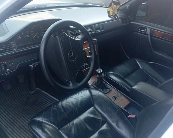 Белый Мерседес Е-Класс, объемом двигателя 2.3 л и пробегом 100 тыс. км за 3000 $, фото 2 на Automoto.ua