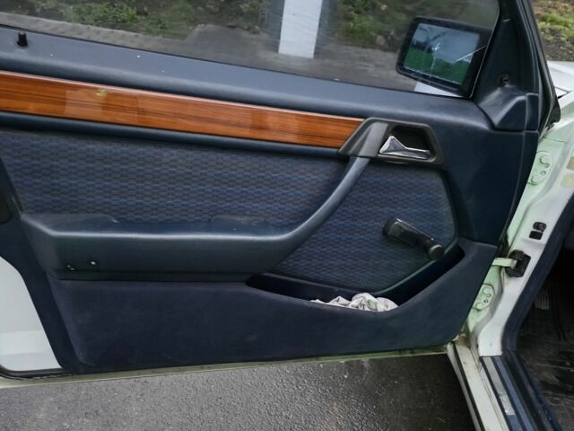 Белый Мерседес Е-Класс, объемом двигателя 2 л и пробегом 357 тыс. км за 1700 $, фото 10 на Automoto.ua