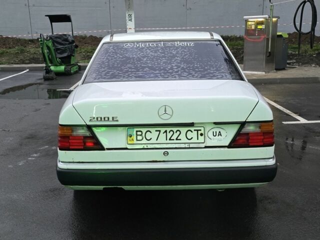 Белый Мерседес Е-Класс, объемом двигателя 2 л и пробегом 357 тыс. км за 1700 $, фото 2 на Automoto.ua