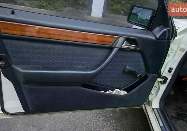 Белый Мерседес Е-Класс, объемом двигателя 2 л и пробегом 357 тыс. км за 1700 $, фото 8 на Automoto.ua