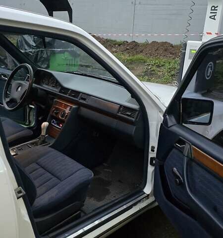 Белый Мерседес Е-Класс, объемом двигателя 2 л и пробегом 357 тыс. км за 1700 $, фото 11 на Automoto.ua