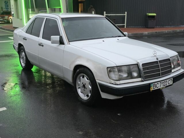 Белый Мерседес Е-Класс, объемом двигателя 2 л и пробегом 357 тыс. км за 1700 $, фото 5 на Automoto.ua