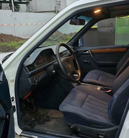 Белый Мерседес Е-Класс, объемом двигателя 2 л и пробегом 357 тыс. км за 1700 $, фото 6 на Automoto.ua