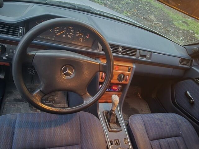 Белый Мерседес Е-Класс, объемом двигателя 2 л и пробегом 357 тыс. км за 1700 $, фото 11 на Automoto.ua