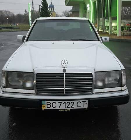 Белый Мерседес Е-Класс, объемом двигателя 2 л и пробегом 357 тыс. км за 1700 $, фото 4 на Automoto.ua