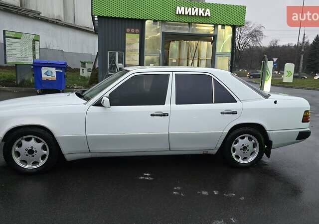 Белый Мерседес Е-Класс, объемом двигателя 2 л и пробегом 357 тыс. км за 1700 $, фото 5 на Automoto.ua